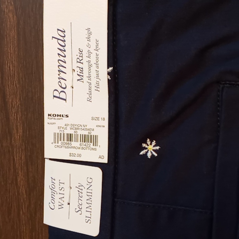 Croft & Barrow Navy w White Flowers Mid Rise Bermuda Shorts Size 18 NWT - Picture 4 of 5